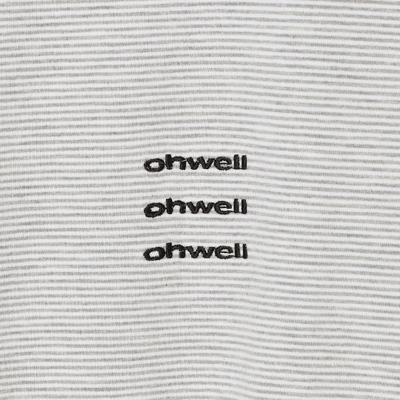 「ohwell」の三連ロゴを配した胸元デザイン