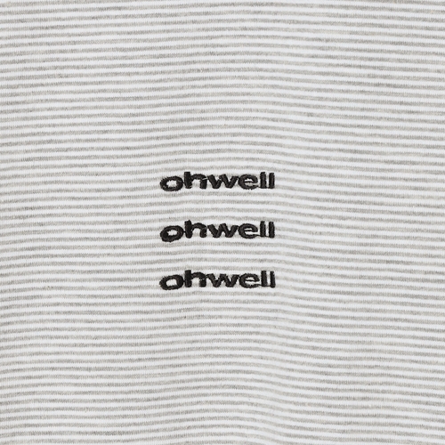 「ohwell」の三連ロゴを配した胸元デザイン