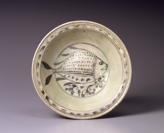 「鉄絵魚文盤」タイ・スコータイ~アユタヤ朝(15世紀)