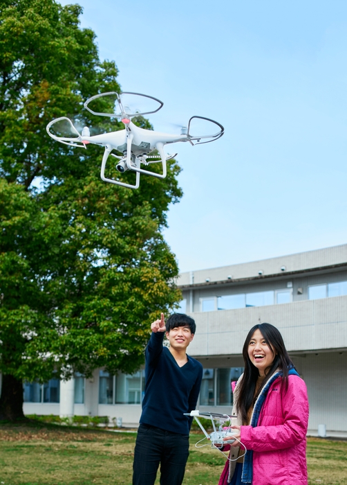 06_ドローンなど様々な機材を駆使して作品制作