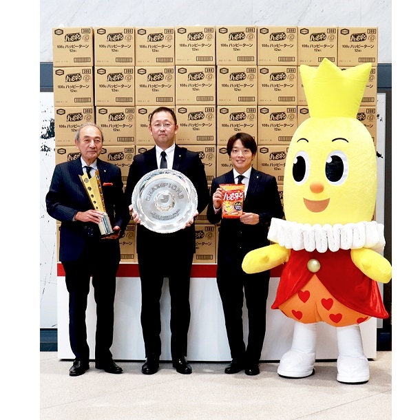 ▲記念撮影(アルビレックス新潟 中野社長、亀田製菓 高木COO、 アルビレックス新潟 高木選手)