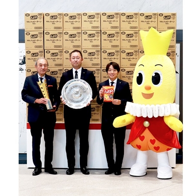 ▲記念撮影(アルビレックス新潟 中野社長、亀田製菓 高木COO、 アルビレックス新潟 高木選手)
