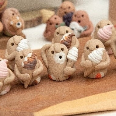 千本松牧場オリジナルはにわ（千本松牧場のソフトクリームを抱えています）