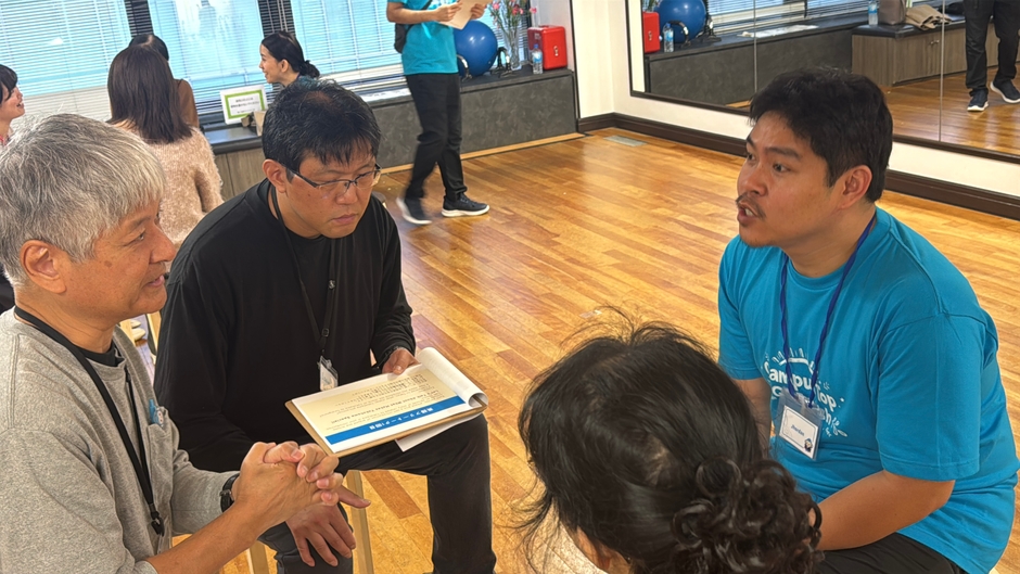 フィリピン人教師と参加者の皆さんでフリートークをする様子②