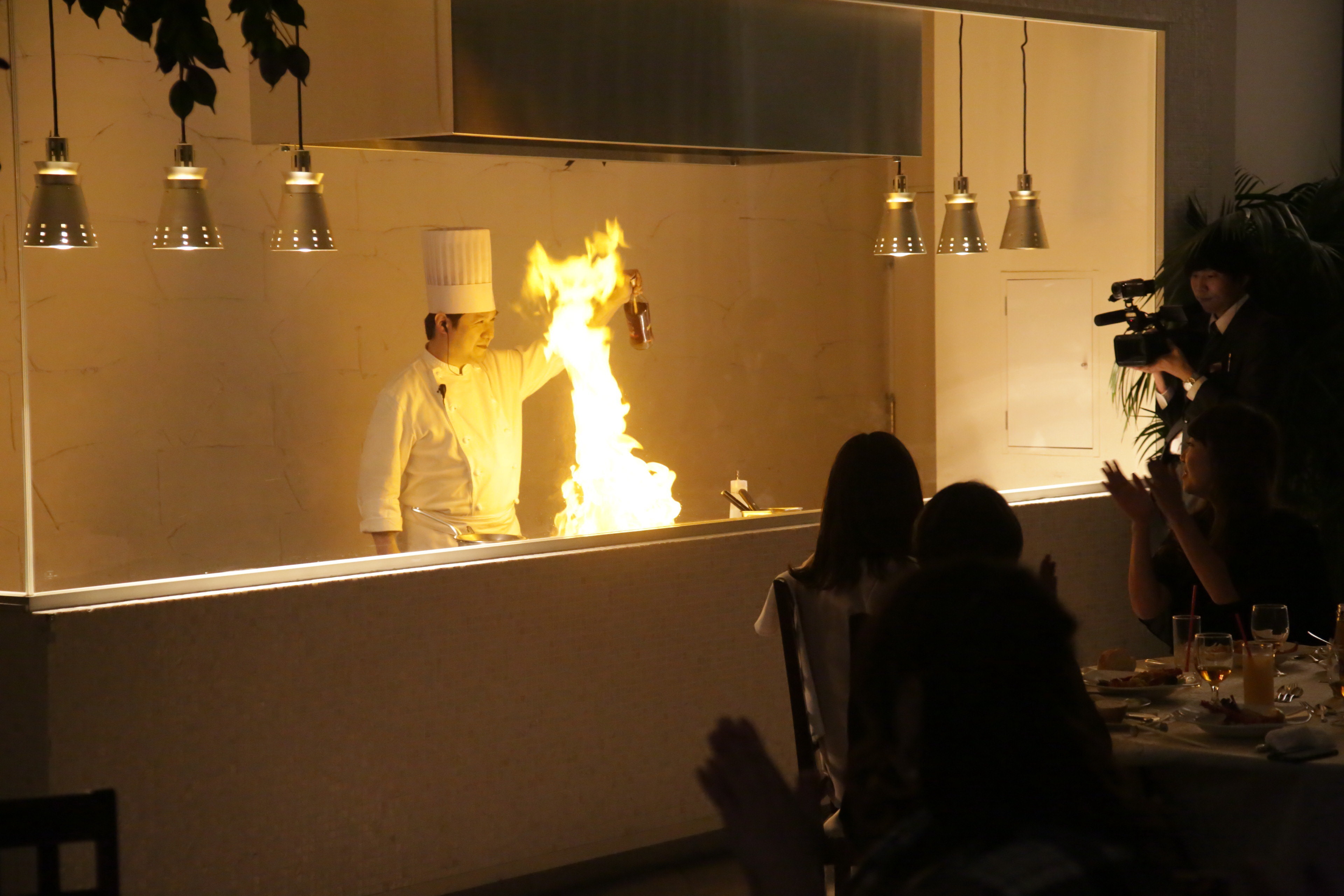 オープンキッチンでの料理パフォーマンス