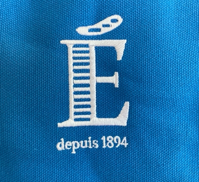 刺繍で描かれたロゴデザイン②