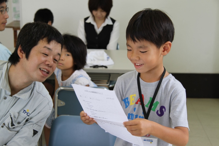 一日の感想を発表、お父さんも興味深々