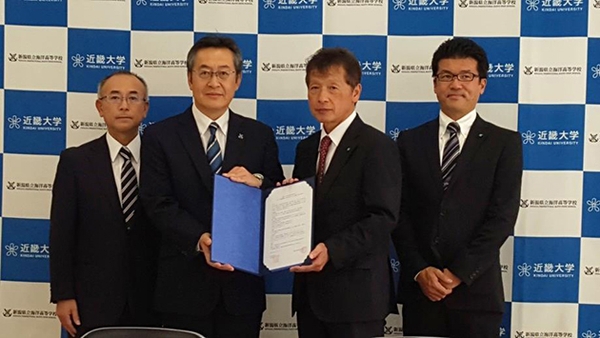 新潟県立海洋高等学校校長の椎谷一幸(中央左)、教頭の山口活水(左)近畿大学水産研究所長の升間主計(中央右)、富山実験場長の家戸敬太郎(右)