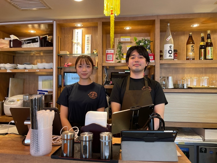 店主の原田さん（右）とスタッフさん（左）　