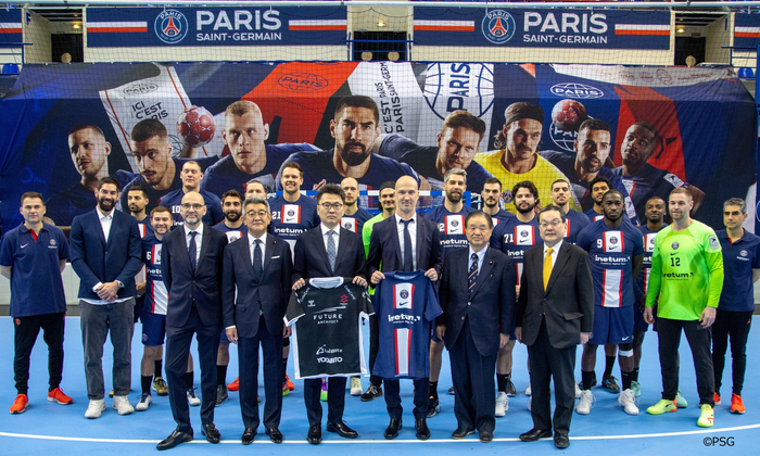  PSGハンドボール ホームコートにて（フランス・パリ、写真前列左から3番目・社長大賀）　©PSG