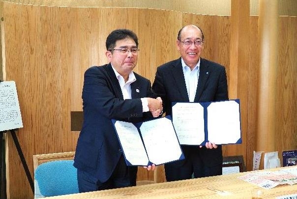 奈良県農林部長　福谷　健夫（左）と近畿大学農学部長　重岡　成（右）