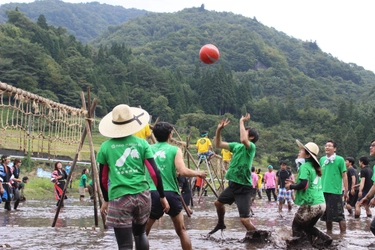 体験型キャンプ場HOLY FUNGUS(ホーリーファンガス)で 「泥んこバレーボール」大会を開催