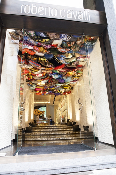 新作が展示されたロベルト カヴァリ ブティック