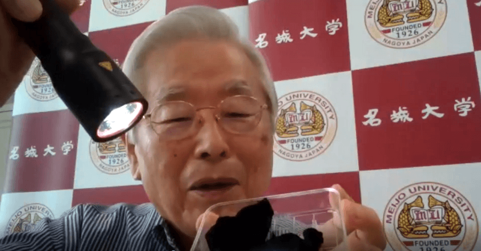 CNTに光を当て音が出る様子を実演