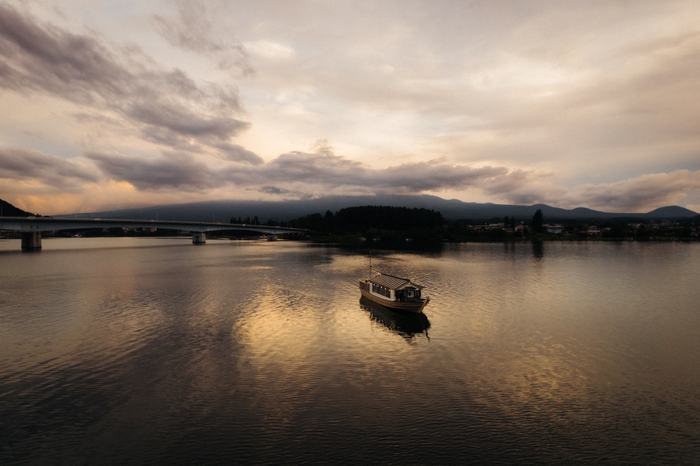 夕暮れどきの河口湖に浮かぶHAMANASHI HOUSEBOAT