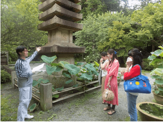 覚園寺では、夢告により北条義時の危機を救ったという霊験を持つ戌神像のエピソードに泣く参加者たち