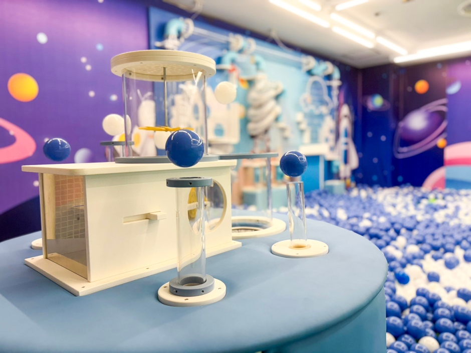 宇宙空間のようなボールプールコーナー