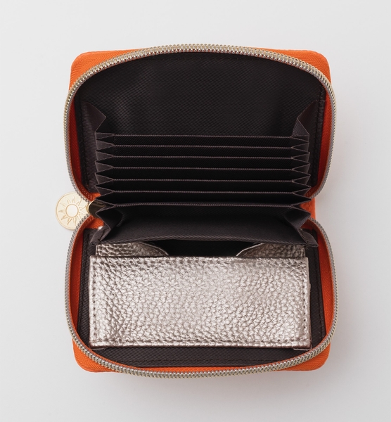 蛇腹式ポケットでがばっと開くから中身が見やすい！