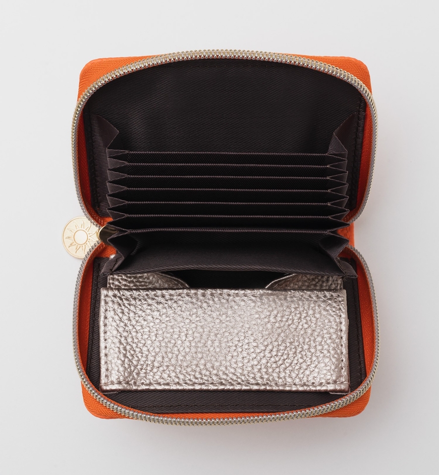 蛇腹式ポケットでがばっと開くから中身が見やすい!