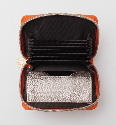 蛇腹式ポケットでがばっと開くから中身が見やすい!