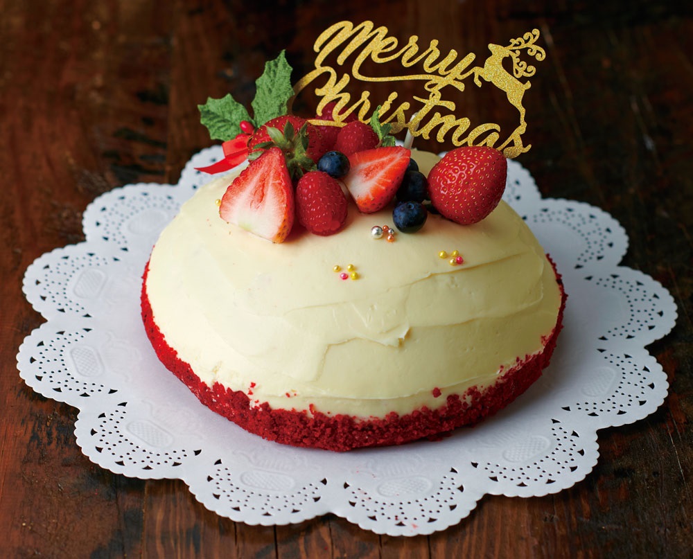 真っ赤なスポンジと真っ白のフロスティングのコントラストが美しいアメリカの定番 レッドベルベットケーキ や苺をまるごと使った ストロベリークリームパイ でクリスマスをお祝いしませんか グルメプレス