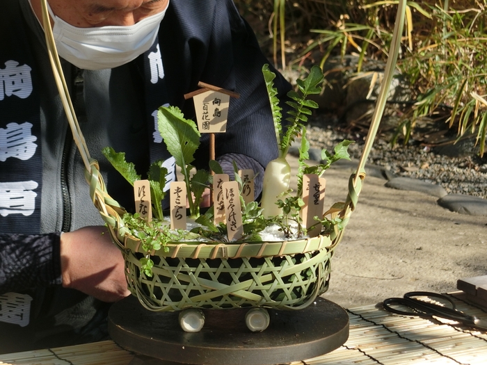 春の七草籠制作の様子(過年度)