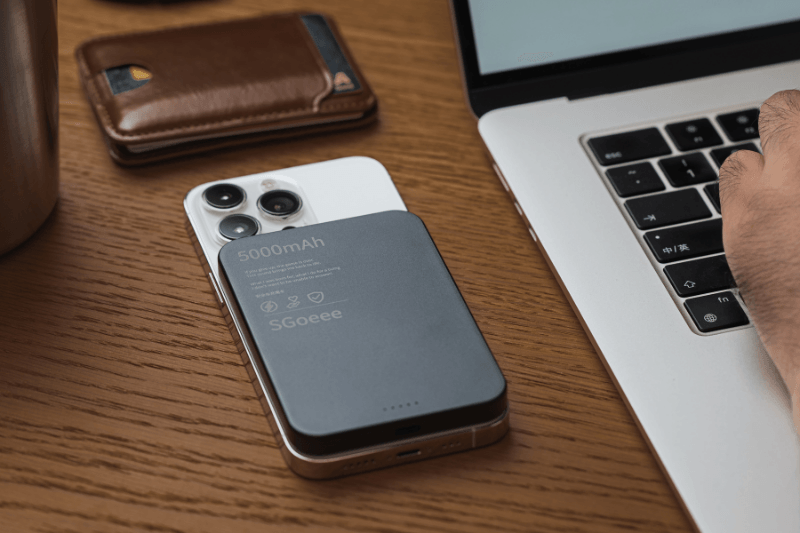 クレジットカード3枚分の厚さ(8.5mm)・重さ106g