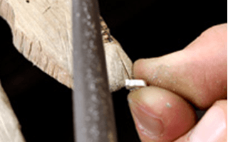 やすりやサンドペーパーを使用し、細部までこだわり、磨きあげます。 職人の手により、穏やかな光沢と手触りの良さが再現されます。