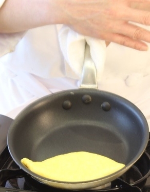 目の前で仕上げるふわとろオムレツ