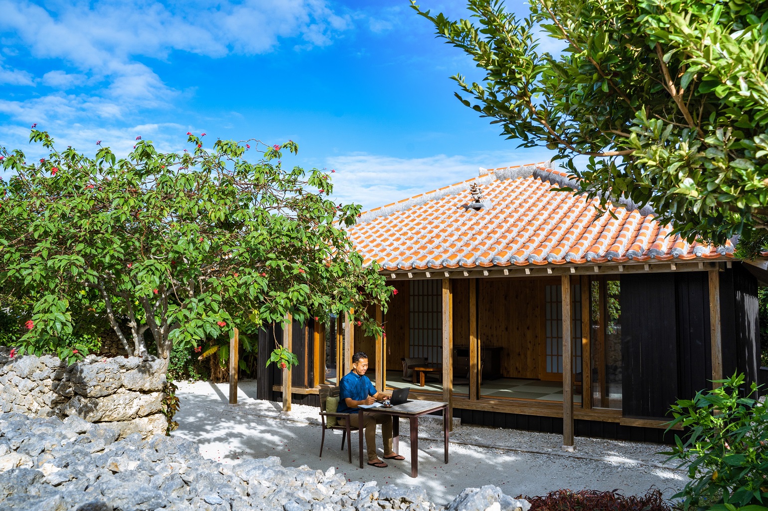 【星のや竹富島】仕事・休暇を満喫する一週間の滞在 プログラム「さよなら花粉ワーケーション」提供開始 ~スギ・ヒノキがない避粉地で仕事に集中~|期間:2022年2月1日~5月31日