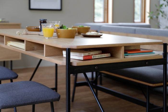 天板下の収納が便利なテーブル