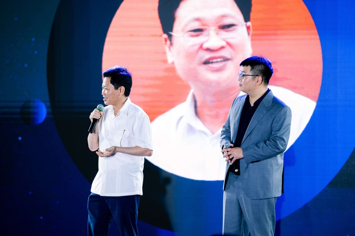 情報通信技術局長のグエン・カック・リックとSotaTek Holdings会長のレー・ミン・トゥアン