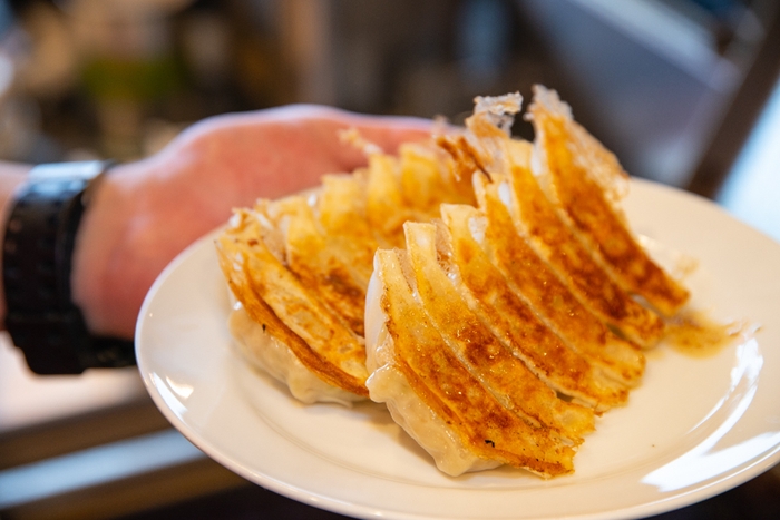 まずは餃子とハイボールで乾杯