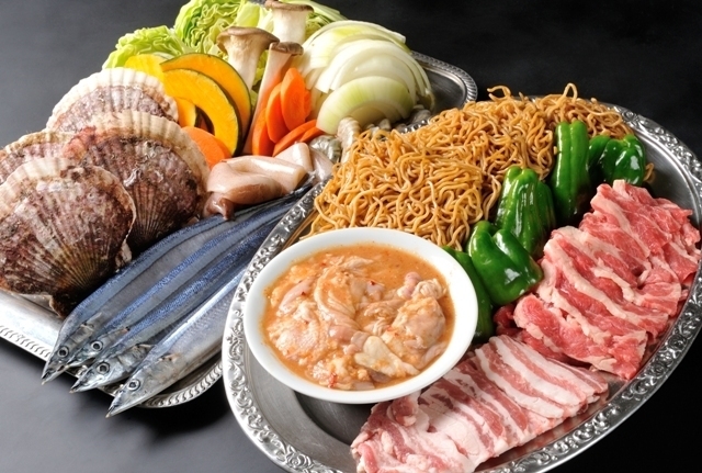 その土地の旬の食材をご用意。あとは焼くだけ!(休暇村気仙沼大島)