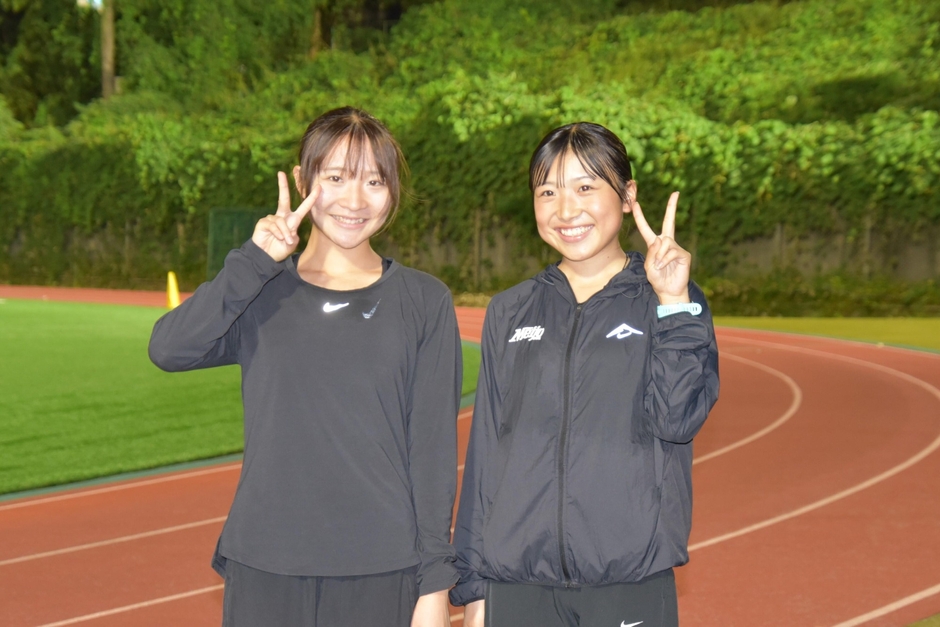 米澤キャプテン（左）と細見選手のツーショットのリクエストも