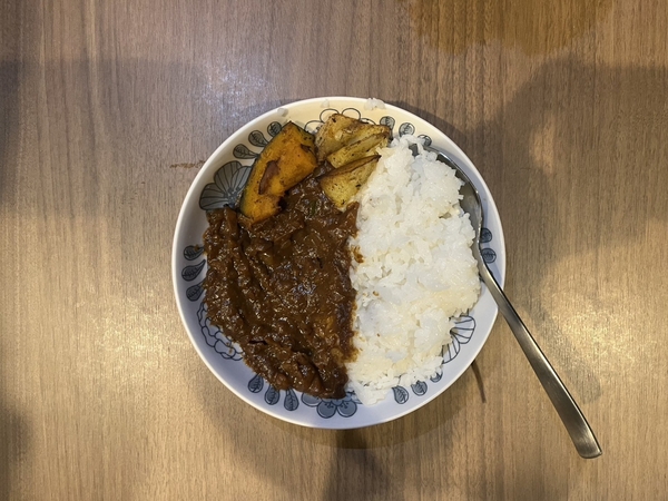 ※試作段階のカレー（当日は望来豚フランクフルトや飛ぶ鳥農場の卵もトッピングされます。）