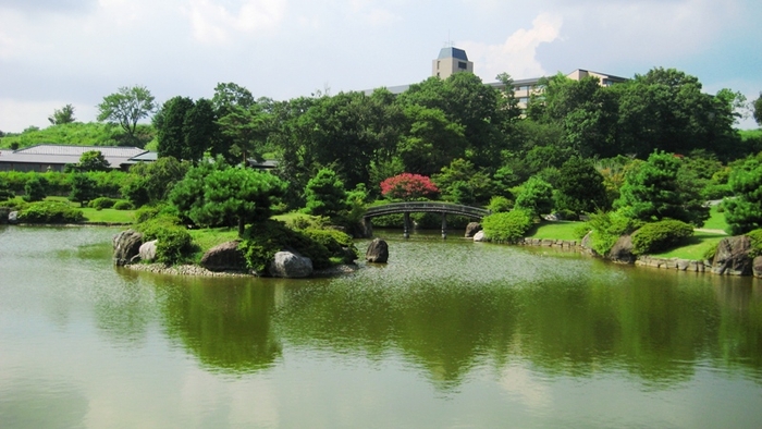 四季折々の花で彩られる日本庭園