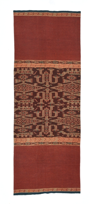 Photo.21 腰衣 ティモール島ベル県 1,611×584mm 木綿/絣/藍・茜 1980年頃 *人やウマ、ワニの文様が入っている