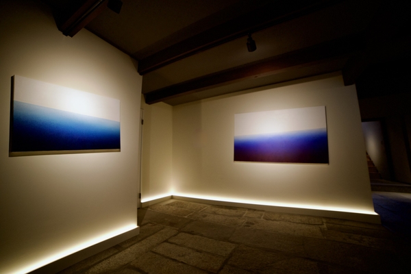 十三番街B棟エントランス。空間を生かしたアートが、特別な時間を彩る