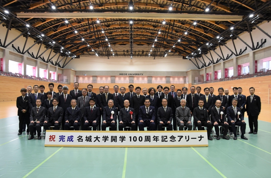 記念撮影に臨む出席者