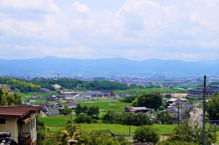 レストランのテラス越しに広がる大和郡山市ののどかな町なみ