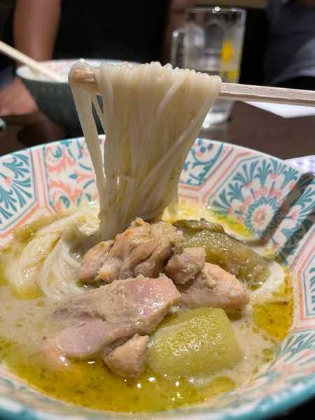 名物のグリーンカレーそうめん　