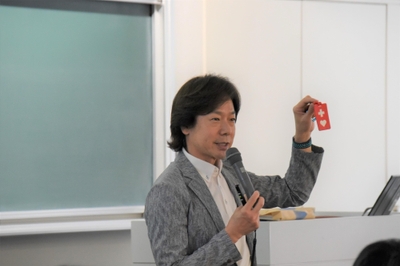「ヘルプマーク」を示す佐藤特任教授