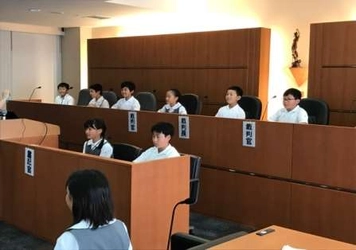 小学生裁判官！法廷教室「模擬裁判体験」　社会の一員としての自覚や司法への理解と倫理観を養う