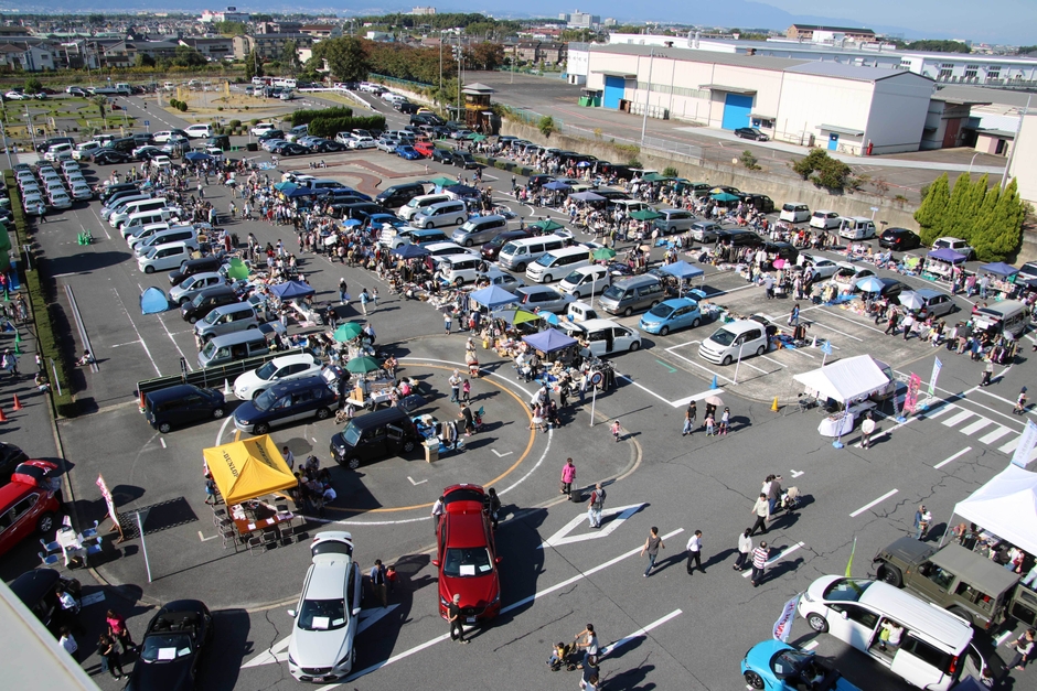 駐車場とフリーマーケット