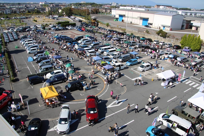 駐車場とフリーマーケット