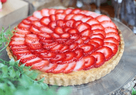 おすすめメニュー(4):アーモンド生地の上にカスタードクリームと苺をふんだんに散りばめたイチゴタルト。目にも麗しく重ねられた苺は、パティシエが丁寧に仕上げています。