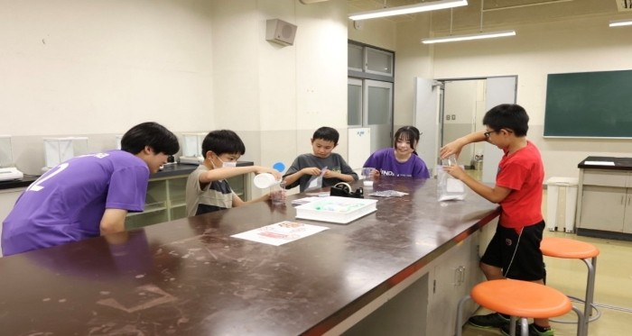 近大工学部サイエンスラボ部が親子向けに科学体験を実施 冷却パックやスライムづくりで科学の面白さを伝える