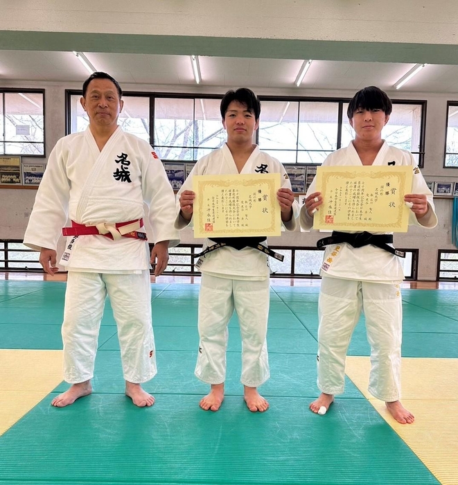 （左から）平野監督、石川選手、更谷選手