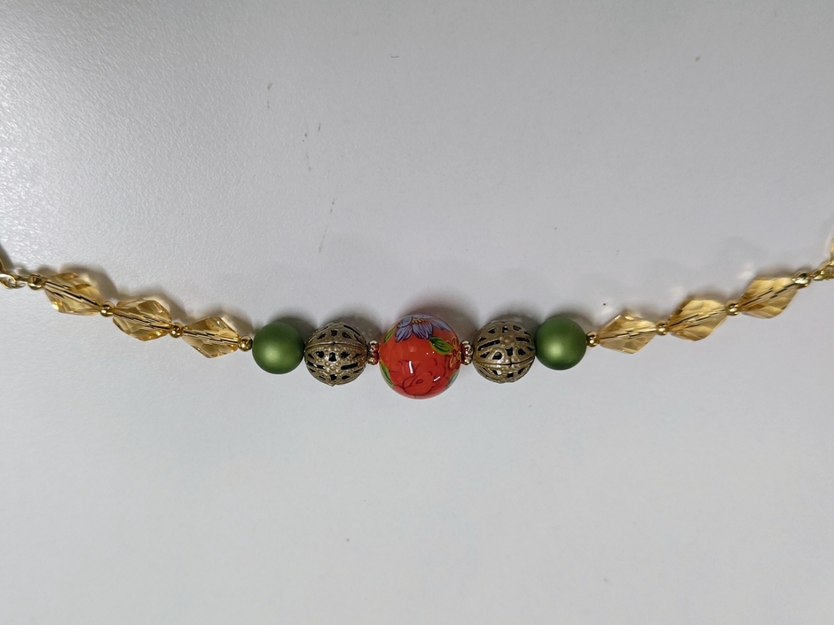 和柄ビーズを中心にした華やかな羽織紐